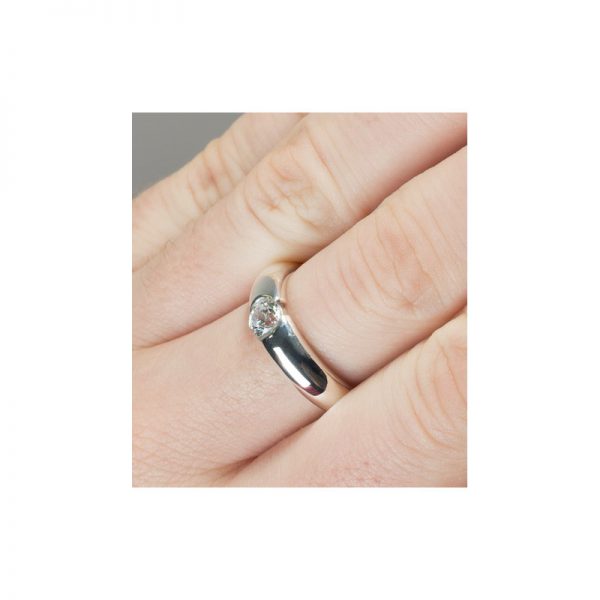Zásnubný prsteň s diamantom 0.20 ct, v tvare obrúčky,