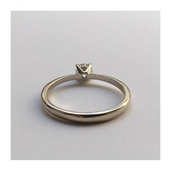 Jemný zásnubný prsteň s diamantom 0.30 ct